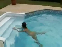クラスの子供たちはテーブルの上の先生の匂いを嗅ぐ av 動画 女 教師