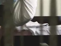 美しいブルネットは、ソファの上に男に降伏する ち じ ょ えろ どう が