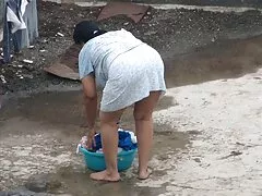 彼女は柔軟性を示し、彼女のボーイフレンドの前で彼女の足を長くする 女 学生 アダルト