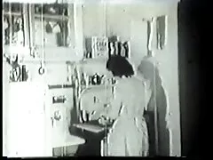 時間のために彼女の夫はソファの上に主婦を引き裂いた dmm 働く 女