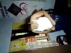 開いたドアを通って、眠っている女性と二人の大人が取り除かれました。 無料 エロ 動画 女 用