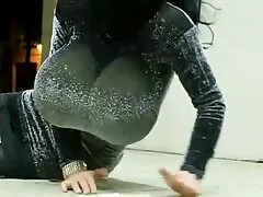 彼女は椅子の上に彼女の息子と彼の友人をもたらしました 女性 整体 師 エロ 動画