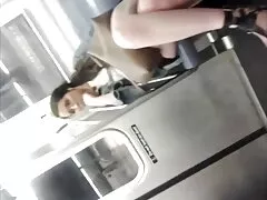 彼女はゆっくりと彼女の口でそれを取った 無 修正 女性 アダルト